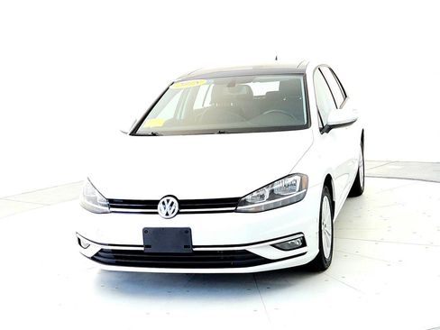 Used 2018 Volkswagen Golf SE image 8