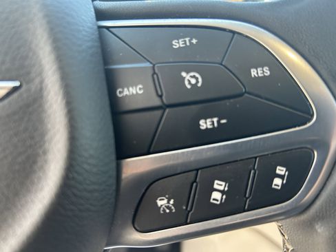 Used 2023 Chrysler Pacifica Limited FWD image 24
