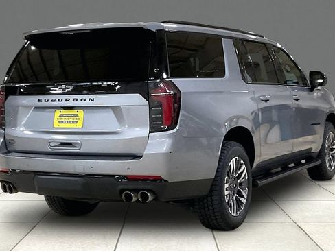 Used 2025 Chevrolet Suburban Z71 AWD/4WD image 12