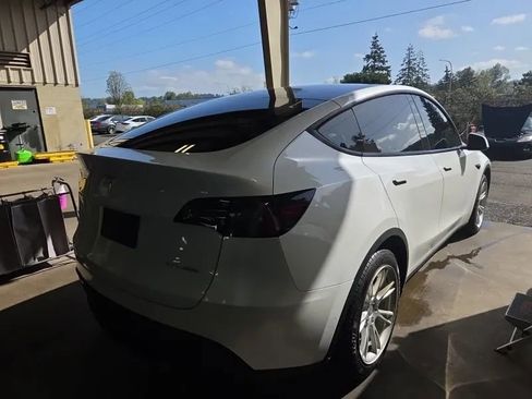 Used 2021 Tesla Model Y Long Range AWD/4WD image 3