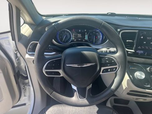 Used 2022 Chrysler Pacifica Touring-L FWD image 12