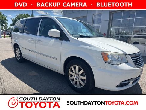 Used 2013 Chrysler Town & Country Touring FWD image 1