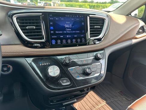 Used 2017 Chrysler Pacifica Limited w/ UConnect Theater Package FWD image 28