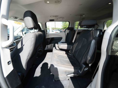 Used 2017 Chrysler Pacifica Touring FWD image 23