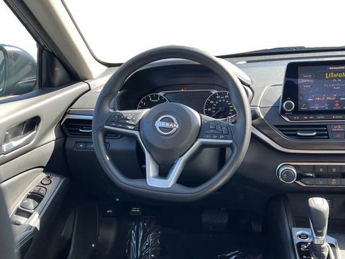 Used 2025 Nissan Altima 2.5 SV FWD image 15