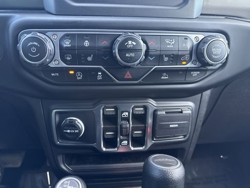 Used 2021 Jeep Gladiator Sport image 23