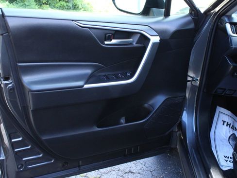 Used 2022 Toyota RAV4 XLE AWD/4WD image 11