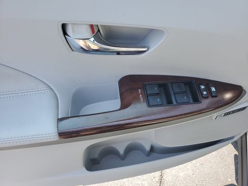 Used 2011 Toyota Venza AWD w/ Comfort Pkg image 17