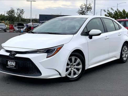 Used 2022 Toyota Corolla LE image 2