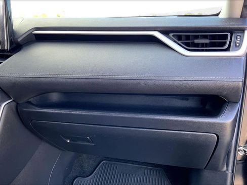Used 2021 Toyota RAV4 LE image 19