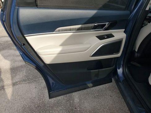 Used 2024 Kia Telluride EX w/ EX Captain's Chair Package image 32