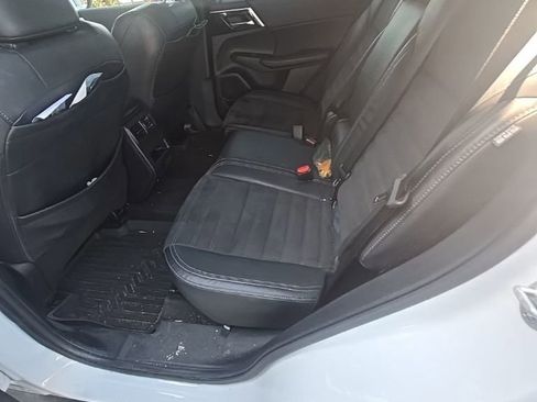 Used 2022 Mitsubishi Outlander SE image 3