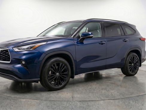 Used 2025 Toyota Highlander XSE AWD/4WD image 3