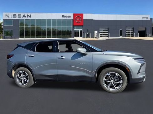Used 2025 Chevrolet Blazer LT AWD/4WD image 2