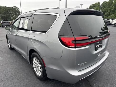 Used 2021 Chrysler Pacifica Touring-L FWD image 4