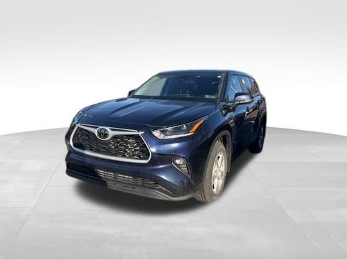 Used 2021 Toyota Highlander LE image 1