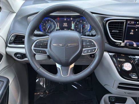 Used 2023 Chrysler Pacifica Touring-L FWD image 15