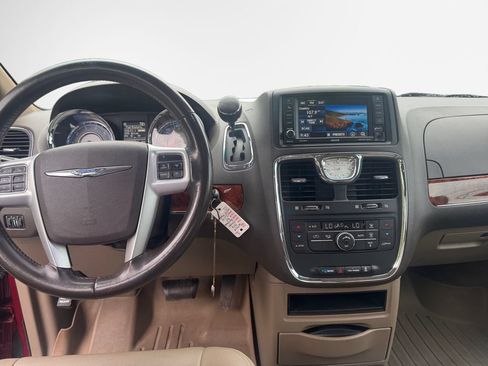 Used 2016 Chrysler Town & Country Touring FWD image 22