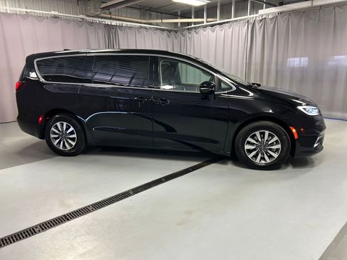 Used 2024 Chrysler Pacifica Select image 8