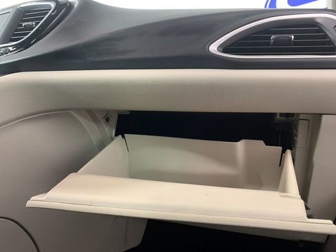 Used 2020 Chrysler Pacifica Touring-L image 38