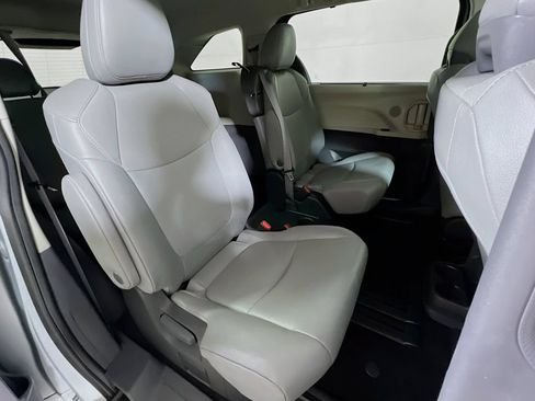 Certified 2024 Toyota Sienna XLE FWD image 25