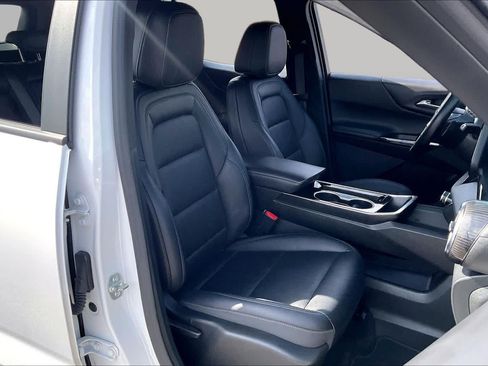 Used 2025 Chevrolet Equinox LT w/ Convenience Package II FWD image 9
