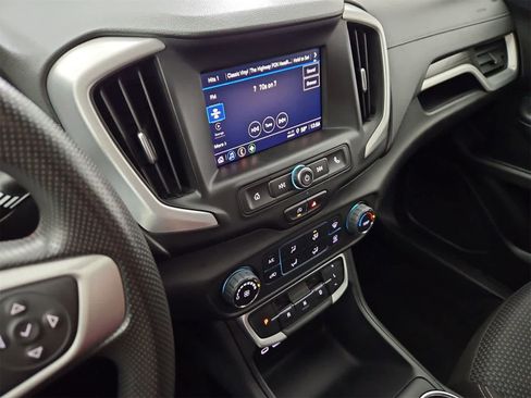 Used 2024 GMC Terrain SLE image 27