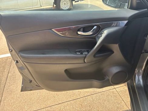 Used 2020 Nissan Rogue SV FWD image 19
