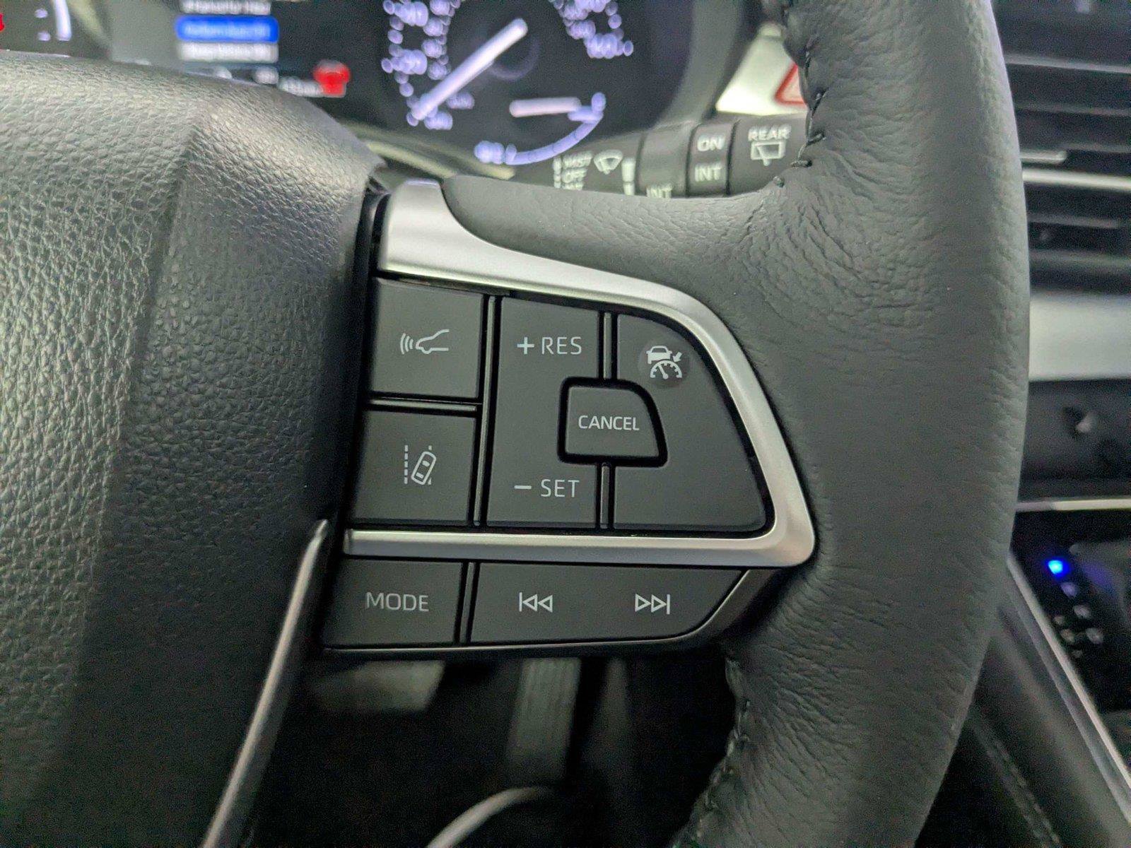 Certified 2025 Toyota Sienna XLE FWD image 18