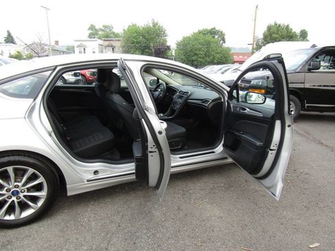 Used 2017 Ford Fusion SE FWD image 26