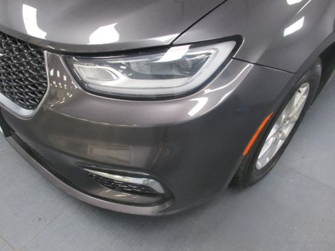 Used 2023 Chrysler Pacifica Touring-L FWD image 9