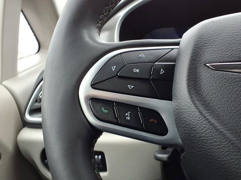 Used 2023 Chrysler Pacifica Touring-L image 26