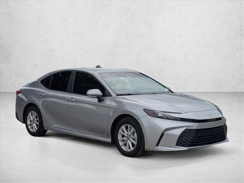 Used 2025 Toyota Camry LE FWD image 3