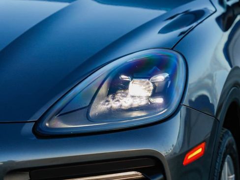 Used 2023 Porsche Cayenne Platinum Edition image 5