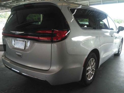 Used 2024 Chrysler Pacifica Touring-L FWD image 3