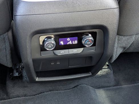 Used 2025 Chevrolet Traverse LT FWD image 14
