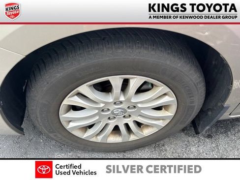 Used 2017 Toyota Sienna XLE Premium FWD image 13