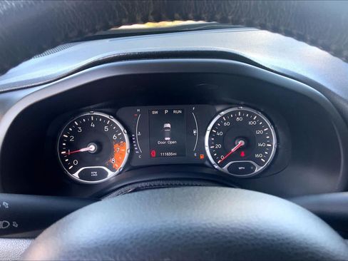 Used 2018 Jeep Renegade Altitude FWD image 25