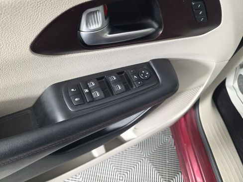 Used 2018 Chrysler Pacifica Limited FWD image 12