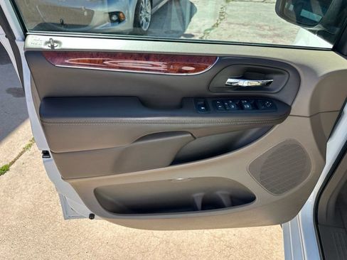 Used 2016 Chrysler Town & Country Touring FWD image 12