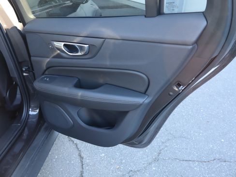 Used 2025 Volvo V60 B5 Cross Country Plus image 33