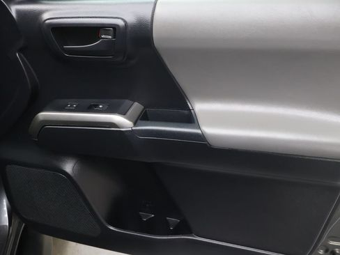 Used 2020 Toyota Tacoma SR5 AWD/4WD image 11