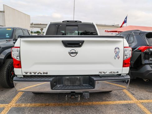 Used 2018 Nissan Titan SV AWD/4WD image 9