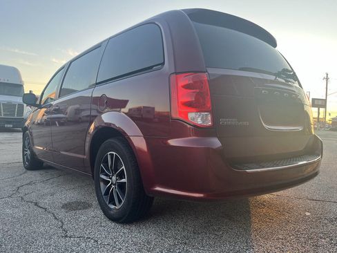 Used 2018 Dodge Grand Caravan GT image 3