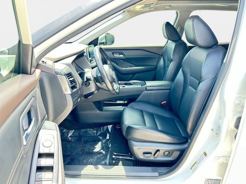 Used 2023 Nissan Rogue SV w/ SV Premium B Package FWD image 11