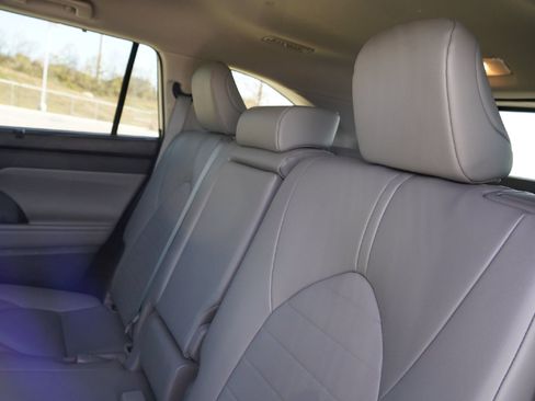 Used 2023 Toyota Highlander XLE image 31