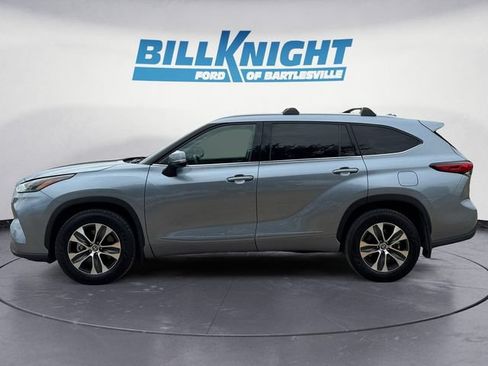 Used 2022 Toyota Highlander XLE AWD/4WD image 2