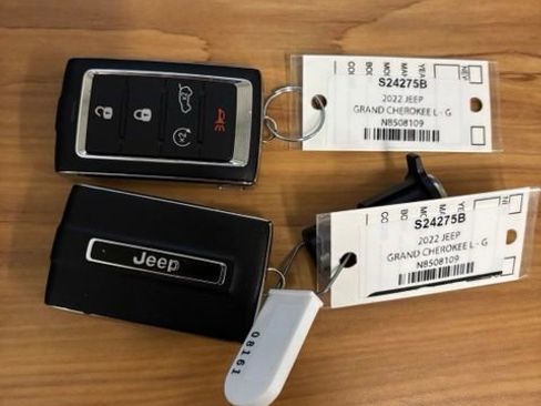 Used 2022 Jeep Grand Cherokee L Limited AWD/4WD image 21
