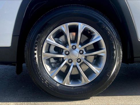 Certified 2021 Jeep Cherokee Latitude Plus AWD/4WD image 9