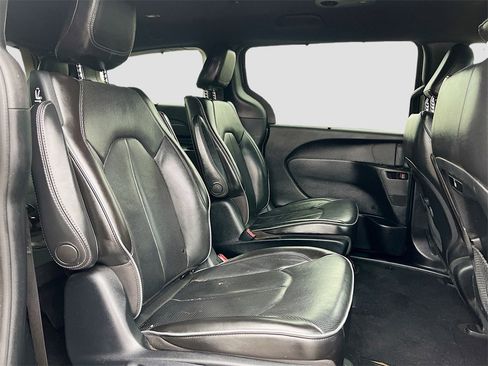 Used 2019 Chrysler Pacifica Touring-L w/ S Appearance Package image 27